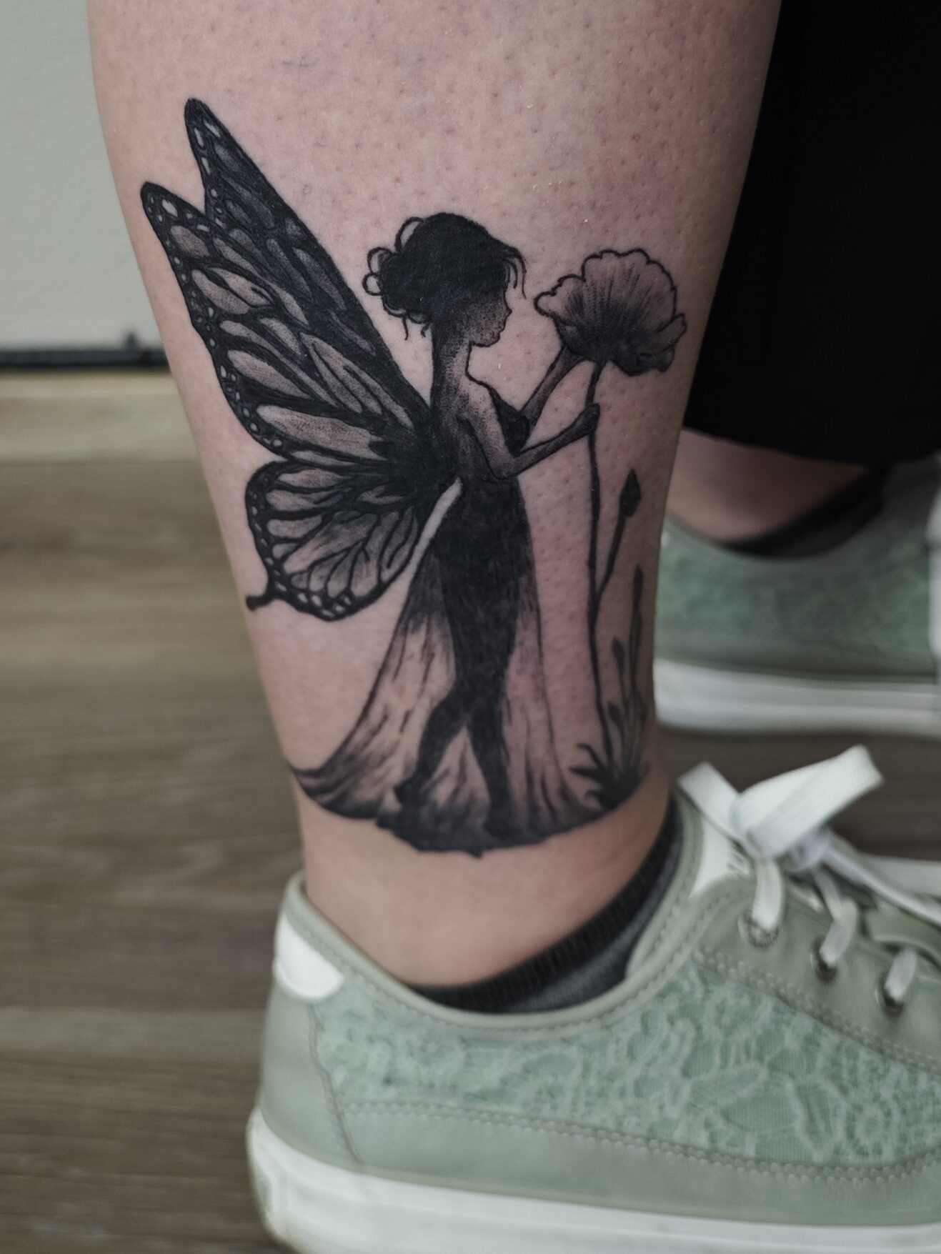 Abgeheiltes Tattoo einer Fee mit Mohn-Blume am Unterschenkel - ca. Monate nach dem Termin