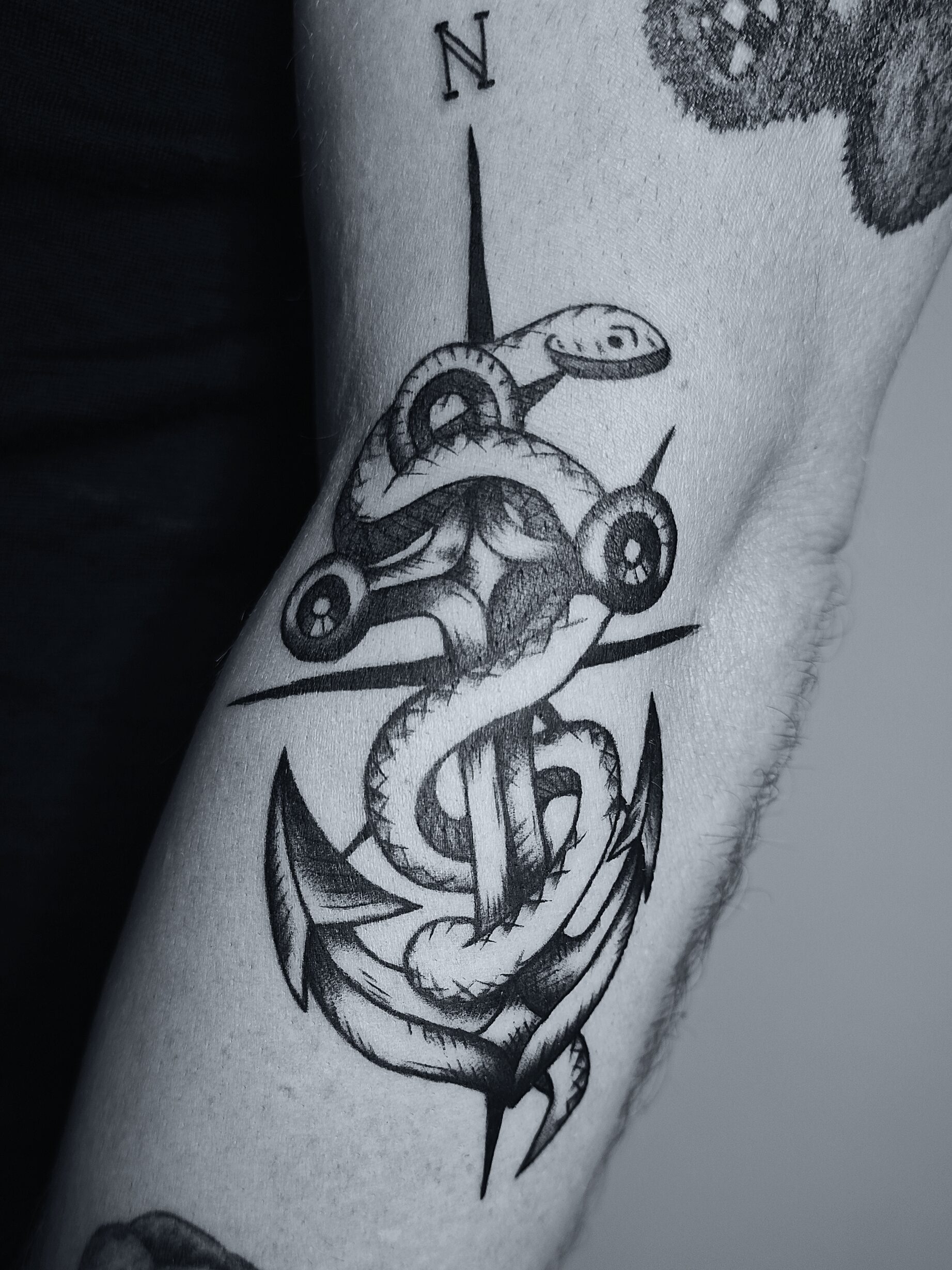 Schwarz-weißes Tattoo mit Anker-Motiv als Beispiel für unterschiedliche Stilrichtungen und gestalterische Umsetzung.