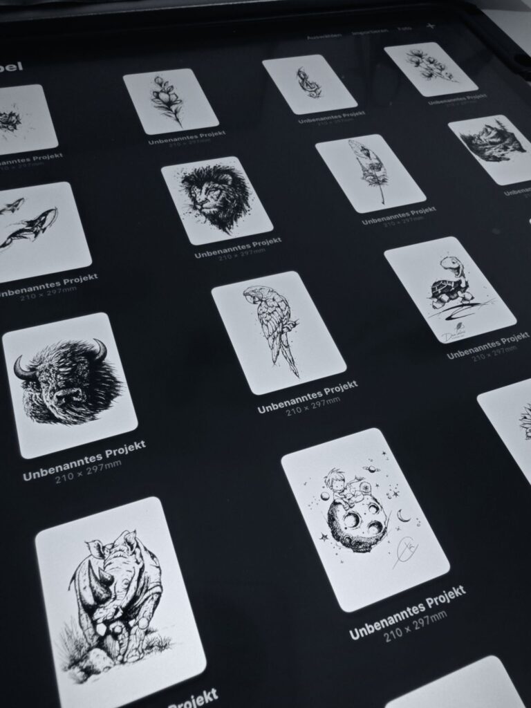 Tablet mit digitalen Tattoo-Entwürfen und Wanna-Do-Motiven, vorbereitet für zukünftige Tattoo-Projekte