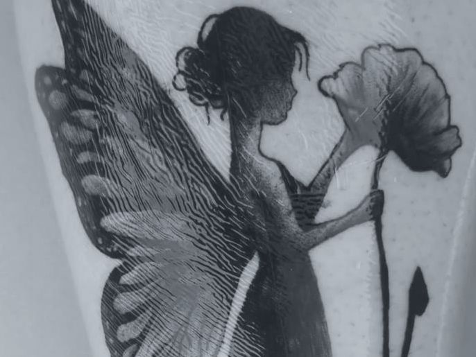 Frisch gestochenes Tattoo mit Second Skin Schutzfolie in Nahaufnahme, Detailansicht eines feinen Blackwork-Motivs während der Heilungsphase.