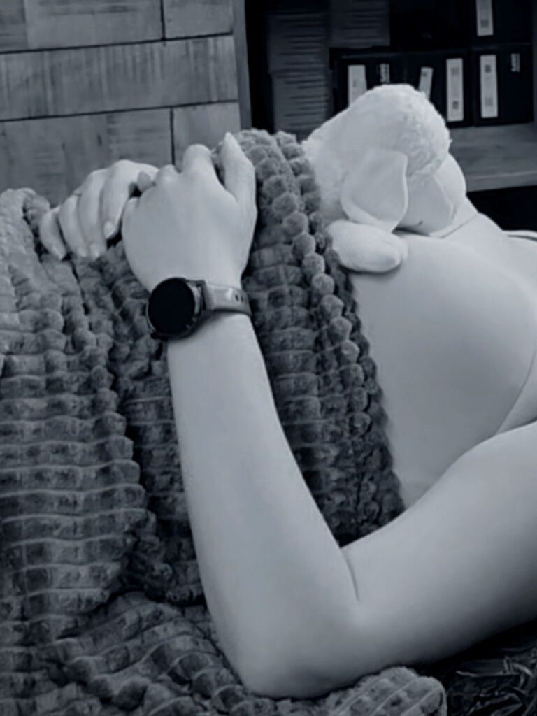 Ruhige Tattoo-Situation – Kundin nutzt ein Kuscheltier zur Entspannung während des Termins