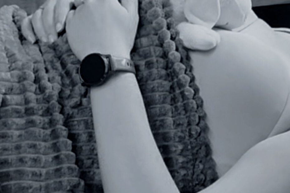 Ruhige Tattoo-Situation – Kundin nutzt ein Kuscheltier zur Entspannung während des Termins