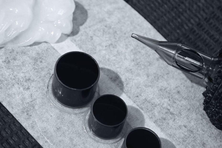 Vorbereitete Tattoo-Farb-Caps mit grey wash auf Einwegunterlage