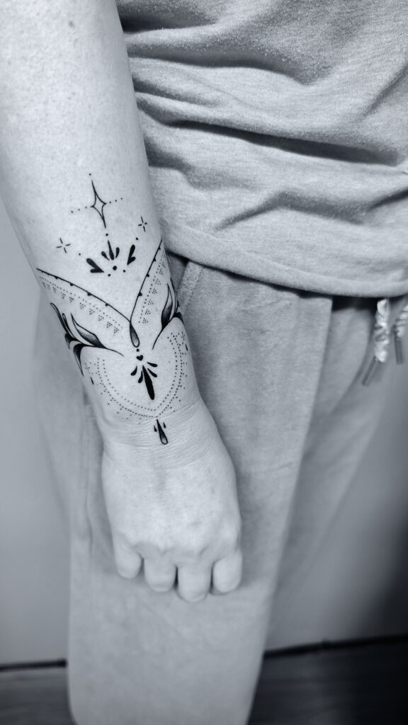 Dieser Tattoo Stil unterstreicht die weibliche Seite der Trägerin.