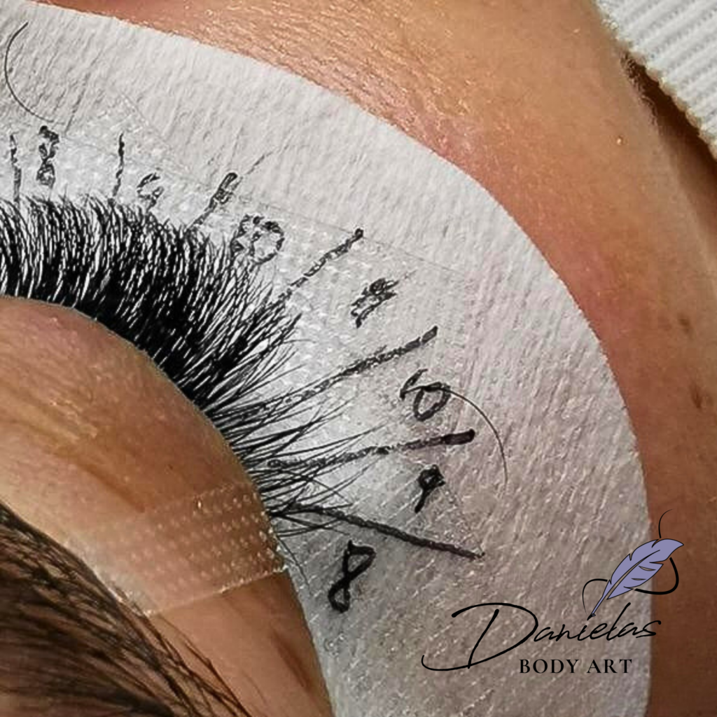 Nahaufnahme einer Wimpernverlängerung im Arbeitsprozess